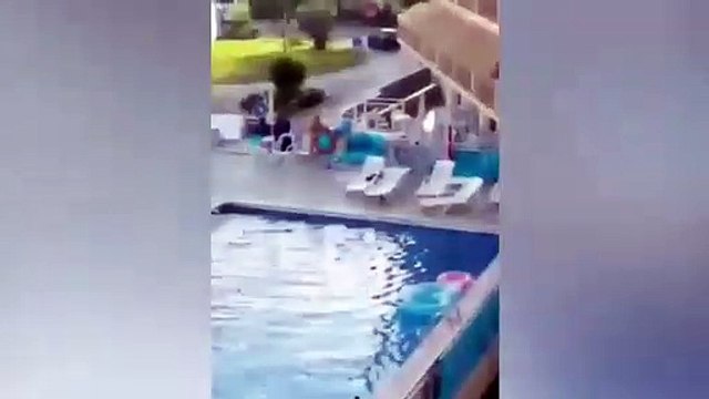 En colère elle lance toute la terrasse dans la piscine de l'hotel ! Chaises, lits, parasols...