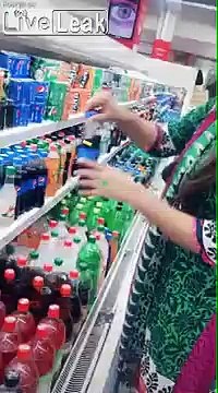 Sale, elle boit dans plein de bouteilles au supermarché !