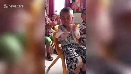 Nursery teacher pranks boy nodding off during class in China's Zhoukou