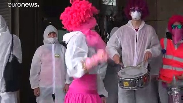 Ativistas do clima protestam contra bancos suíços