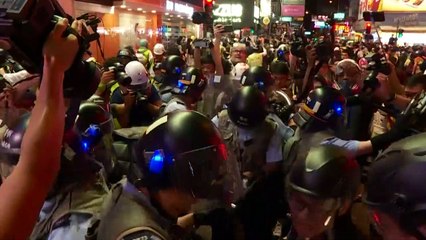 Скачать видео: Cinco manifestantes detidos após confrontos em Hong Kong