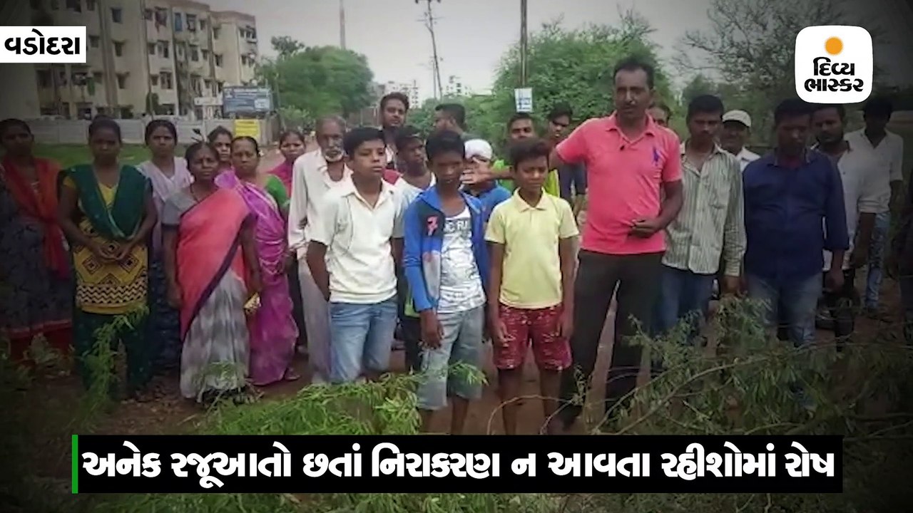BSUPના આવાસોમાં રહેતા રહીશો પ્રાથમિક સુવિધાઓથી વંચિત, લોકોએ પથ્થરો મૂકીને રસ્તો બંધ કર્યો