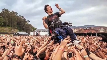 Un chico discapacitado fue levantado por decenas de asistentes para que pudiese disfrutar plenamente del festival