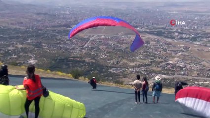 Kayseri'de yamaç paraşütü şöleni