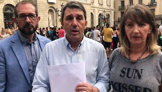 Impulso Ciudadano denuncia a Colau por no retirar los símbolos independentistas del Ayuntamiento