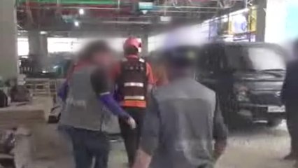 공사장 작업자들 후진하는 트럭에 깔려...2명 사상 / YTN