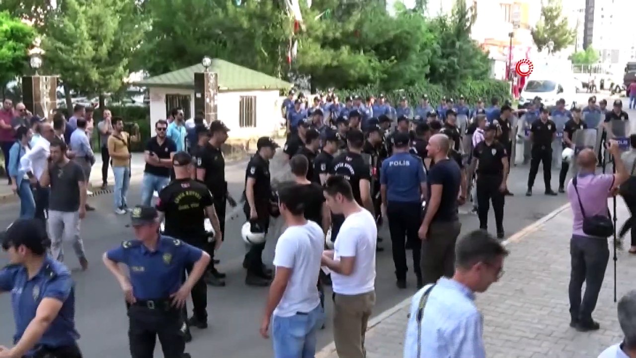 - Polis müdüründen HDP’li başkana  tokat gibi cevap: “Ülkemizde savaş yok, terörle mücadele var”