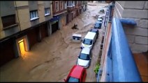 Coches arrastrados en las calles de Tafalla por las inundaciones