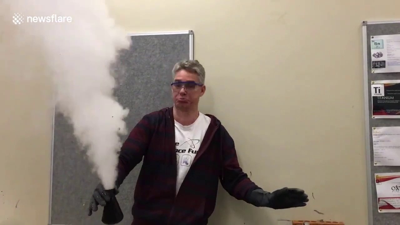 Un professeur de Chimie surpris par sa propre expérience !