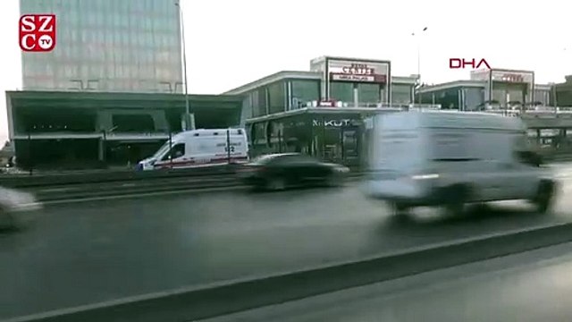 Metrobüs durağında bıçaklı kavga