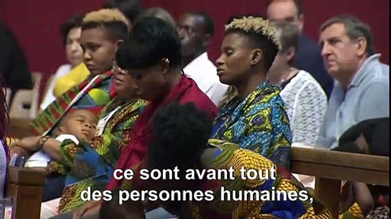Des migrants réagissent après la messe du pape François