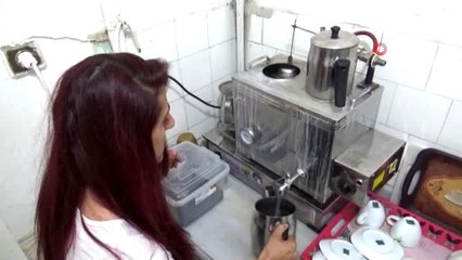 Diyarbakırlı genç kız, üniversiteye gidebilmek için çay ocağı işletmeye başladı