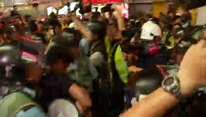 下载视频: Fresh clashes in Hong Kong after huge march to China station