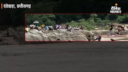 Скачать видео: उफनती इंद्रावती नदी के बीच फंसी यात्रियों से भरी मोटर बोट; पांच घंटे के बाद बचाया गया