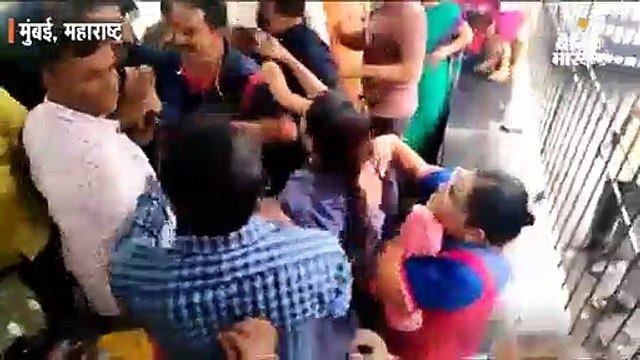 छाता वितरण कार्यक्रम के दौरान पूर्व मेयर और भाजपा नगरसेविका के बीच भिड़ंत