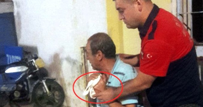 Kopan parmağını eline alıp kahvehaneye gitti