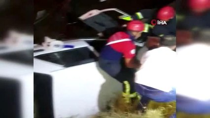 Kazada yaralanan ve şoka giren kadın araçtan çıkmak istemedi