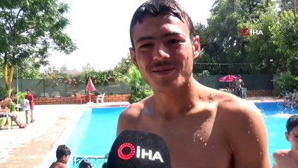 Türk ve Suriyeli gençler havuzda yüzerek serinliyor