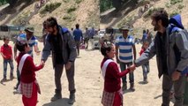 Kartik Aaryan's little fan holds his hand during Love aaj kal 2 shooting; Watch Video | FilmiBeat