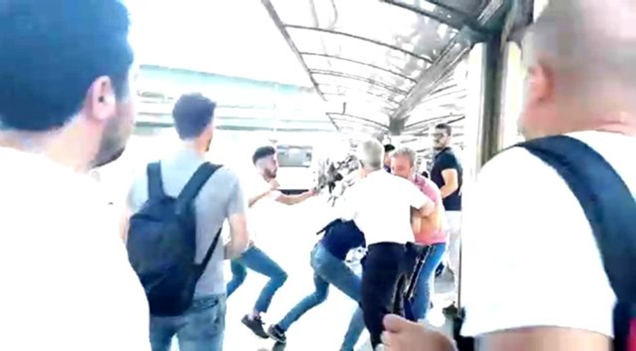 Metrobüs durağında tekme ve tokatlı kavga kamerada