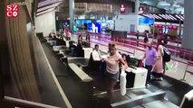 Yeni havalimanında bagaj bandına girmeye çalışan kadın