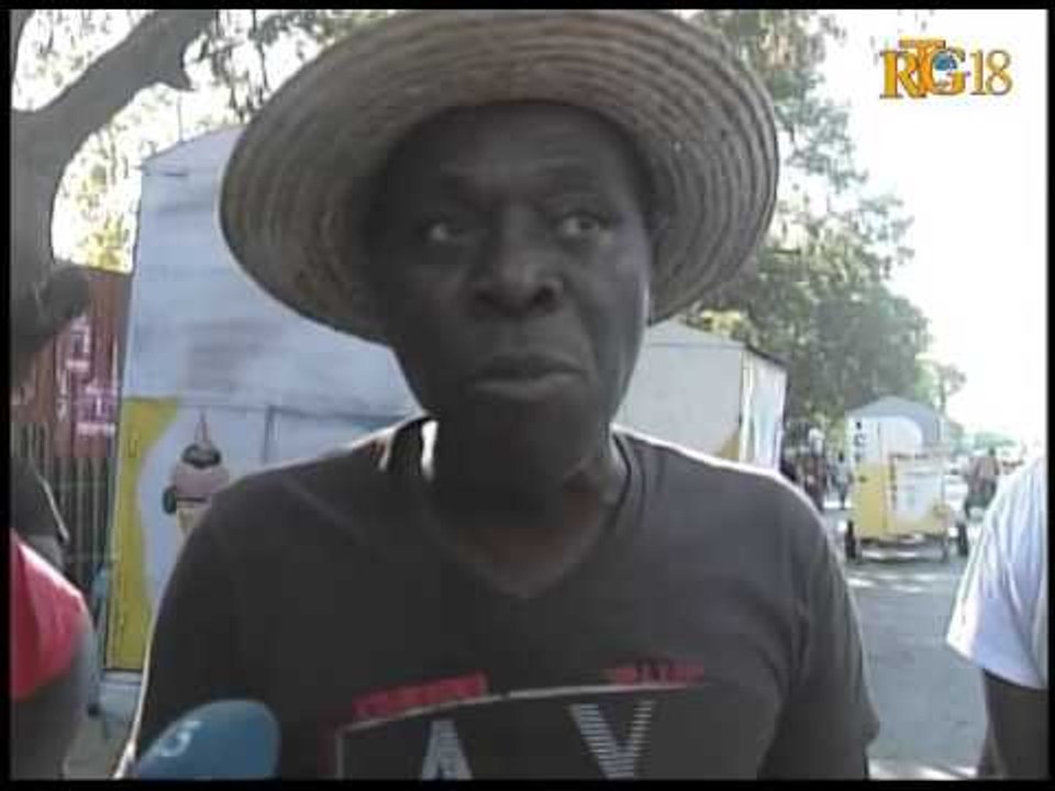 Des membres de l'opposition manifestent dans les rues de Port-au-prince.