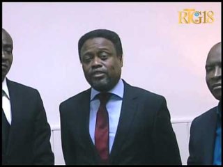 Le Premier ministre nommé, Fritz A. Jean dépose les pièces originales.