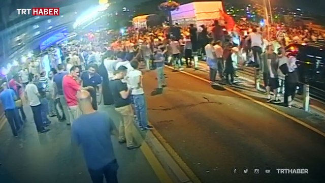 Darbecilere yardıma giden tankı önüne yatıp durdurdular