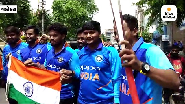 વડોદરામાં ઇન્ડિયા-ન્યુઝીલેન્ડ સેમિ ફાઇનલને લઇને લોકોમાં ઉત્સાહ, ટીમ ઉન્ડિયાની ટી-શર્ટની ધૂમ ખરીદી