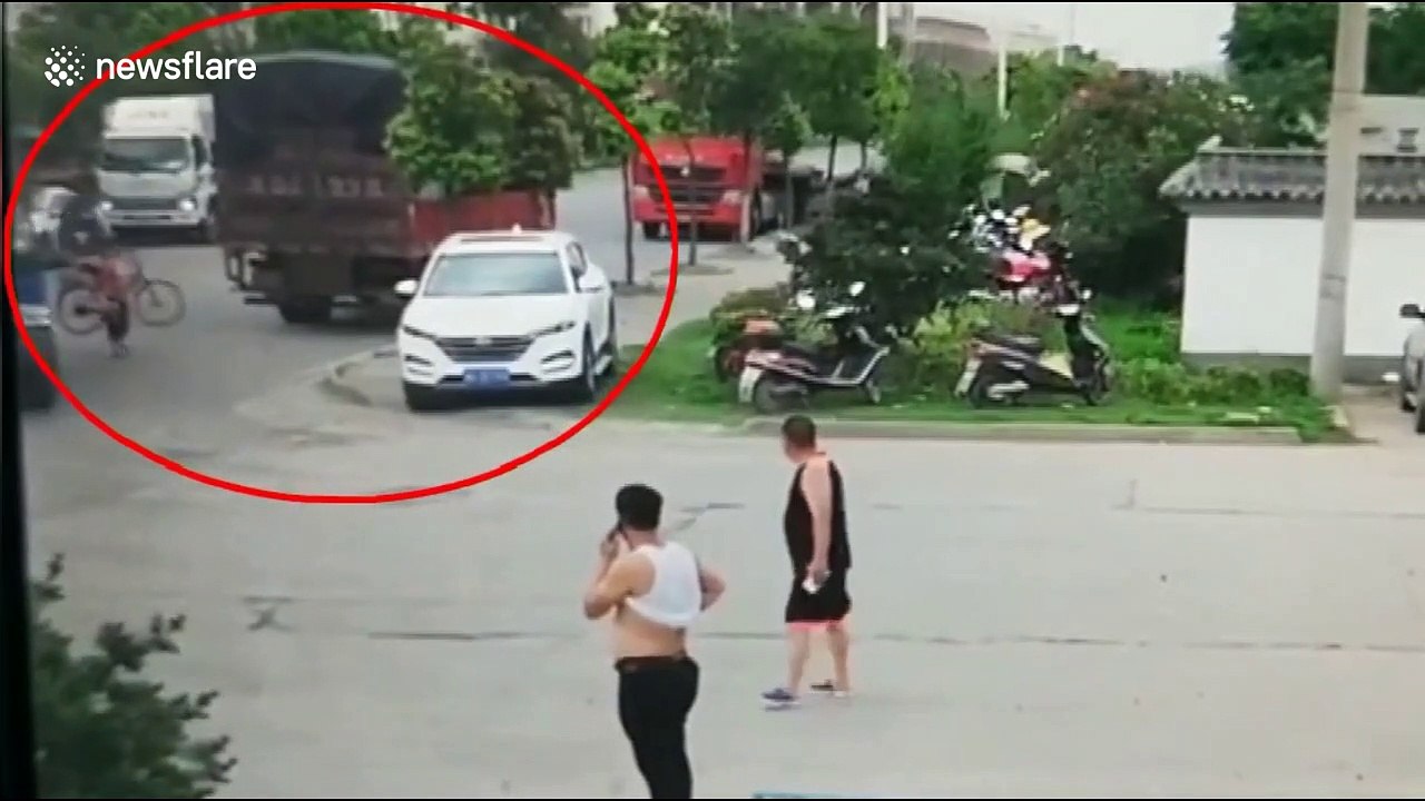 Chinese woman attempts to scam driver by lying in front of truck
