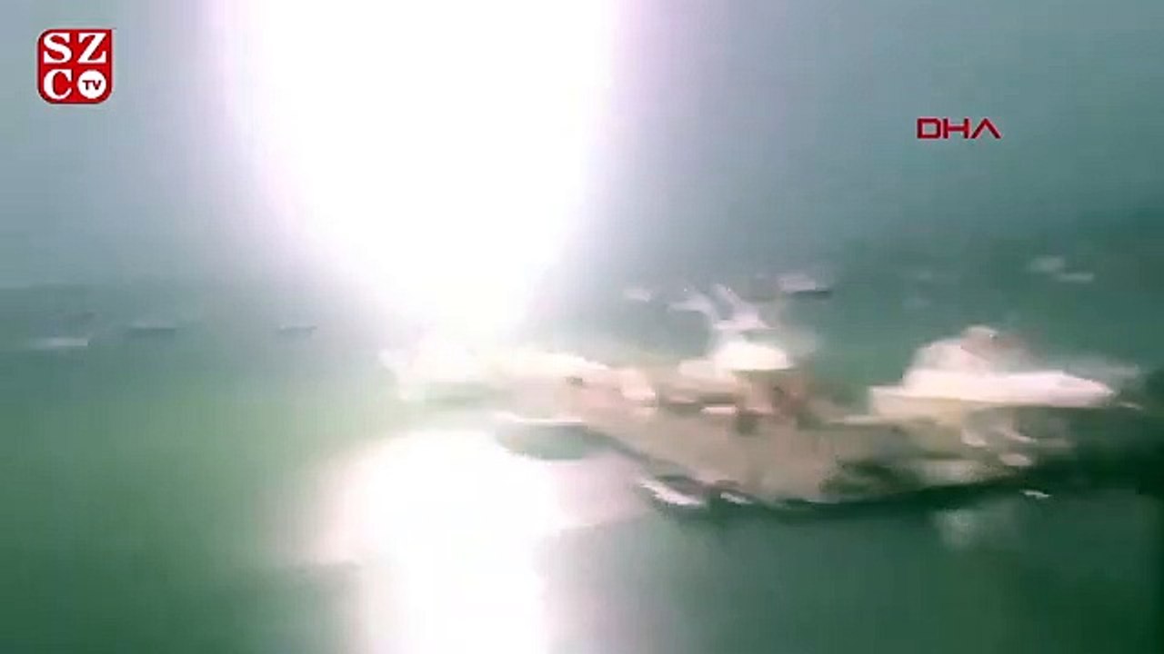 ABD'de yıldırımın tekneye düşme anı kamerada