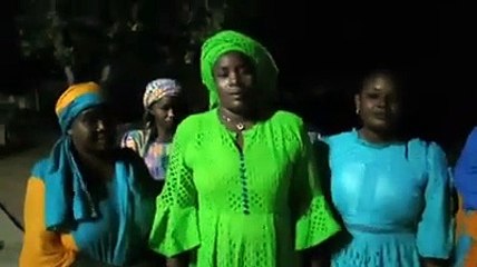 Des femmes Aperistes frustrées devant la porte de la 1ere Dame