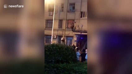 Brave men break into burning flat through window to put out fire in China's Gaoyou