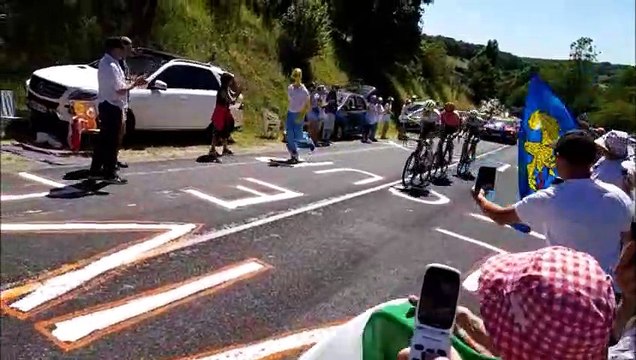 Meuse : les premiers coureurs grimpent la côte de Rosières, suivis du peloton
