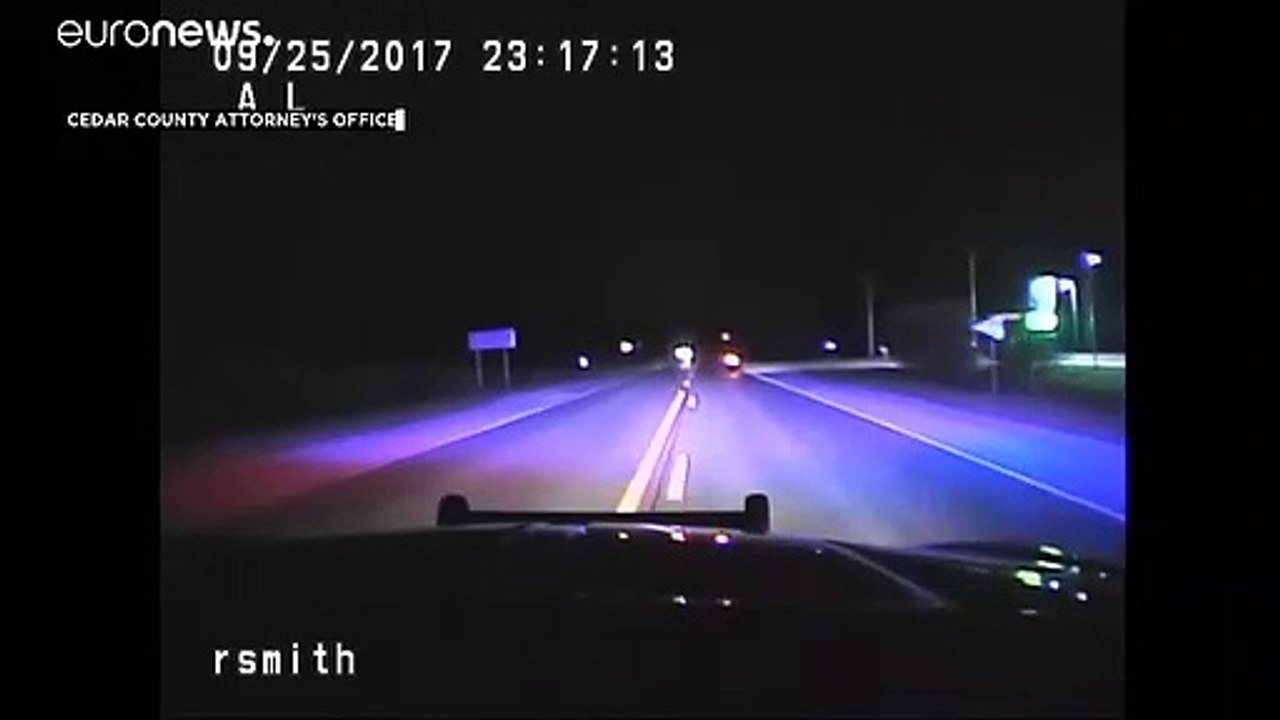 شاهد: مطاردةٌ وسلاحٌ وعنفٌ مجّاني من شرطي أمريك...