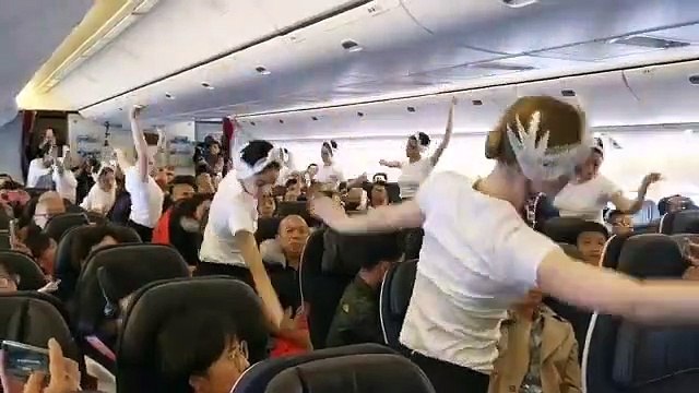 En plein vol Shanghai-Paris, les danseuses de l'Opéra de Paris interprètent Le lac des cygnes de Tchaïkovski à la surprise générale des passagers