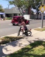 Un idiot fait mumuse avec sa mobylette et ça tourne mal...