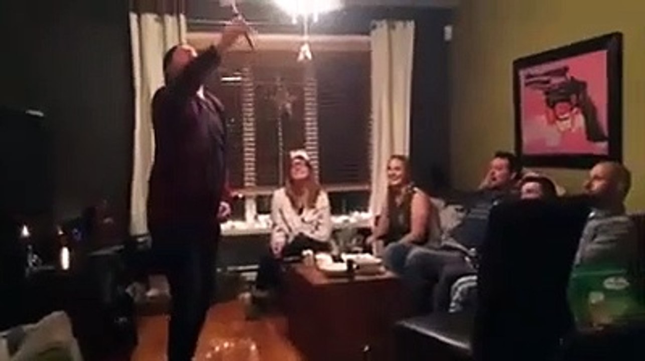 Ce gars fait un tour de magie INCROYABLE avec du feu