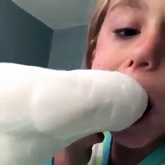 Incroyablee ! Un Oiseau va sortir la dent de cette petite fille !