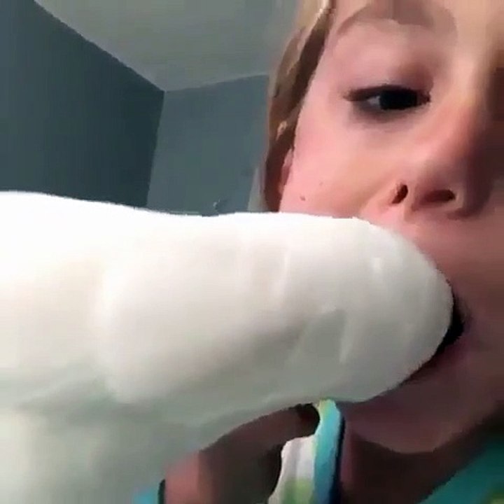 Incroyablee ! Un Oiseau va sortir la dent de cette petite fille !