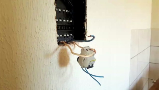 Janela e fiações são furtadas em apartamento no Conjunto Riviera