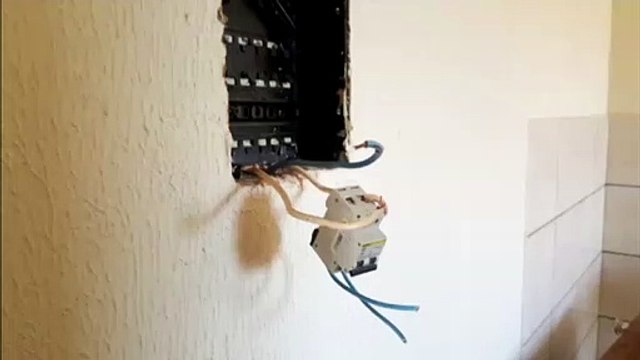 Janela e fiações são furtadas em apartamento no Conjunto Riviera