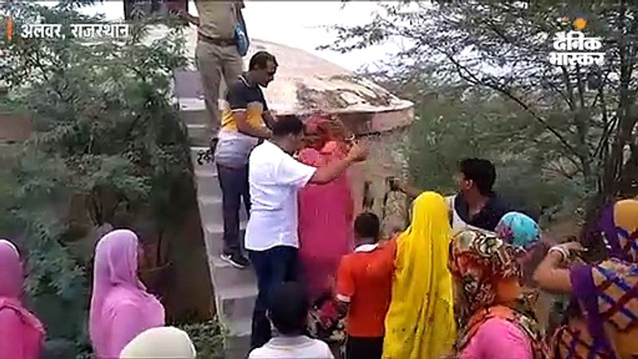 पानी की टंकी पर चढ़ी महिलाओं ने किया विरोध प्रदर्शन
