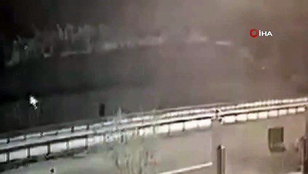 Duvar ile bariyer arasına sıkıştı... Tosya’da 3 kişinin yaralandığı cip kazası kamerada