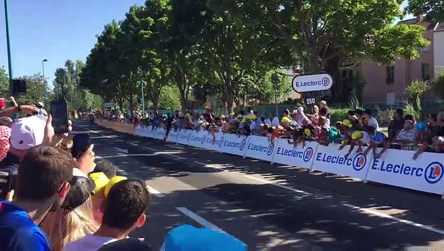 Tour de France : passage du peloton à l’approche de l’ultime virage avant la ligne d’arrivée à Nancy