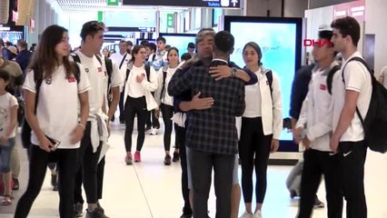 SPOR Genç milli yüzücüler yurda döndü