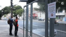 Cartaz em ponto de ônibus de Vitória alerta para assaltos
