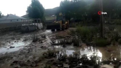 Sağanak yağış sele neden oldu