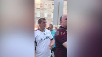 Protestuesi përplaset me një një organizatorët, ndërhyn ish-deputeti demokrat