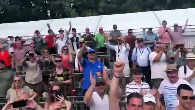 Ce pilote quitte sa voiture en plein dérapage pour prendre le téléphone d'un spectateur !